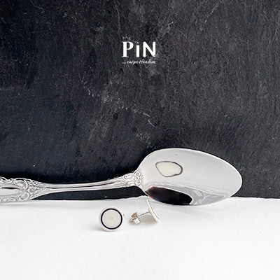 feine_porzellan_ohrstecker_schwarz_weiß_schmuck_coni_pin