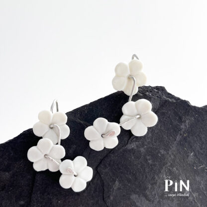 porzellan_drei_weiße_blüten_schmuck_coni_pin