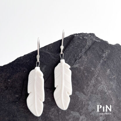 porzellan_feder_schmuck_coni_pin