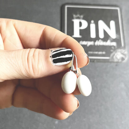 kleines_oval_klappbrisur_hand_porzellan_ohrhänger-coni-pin