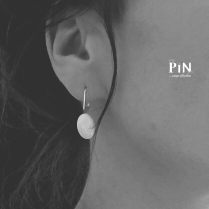 kleines_oval_klappbrisur_portrait_porzellan_ohrhänger-coni-pin