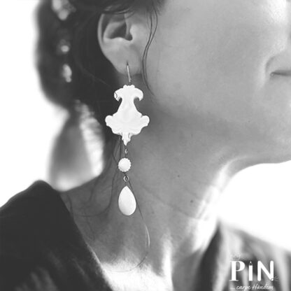 ornament-rund-tropfen-portrait-porzellan-ohrhgänger-coni-pin