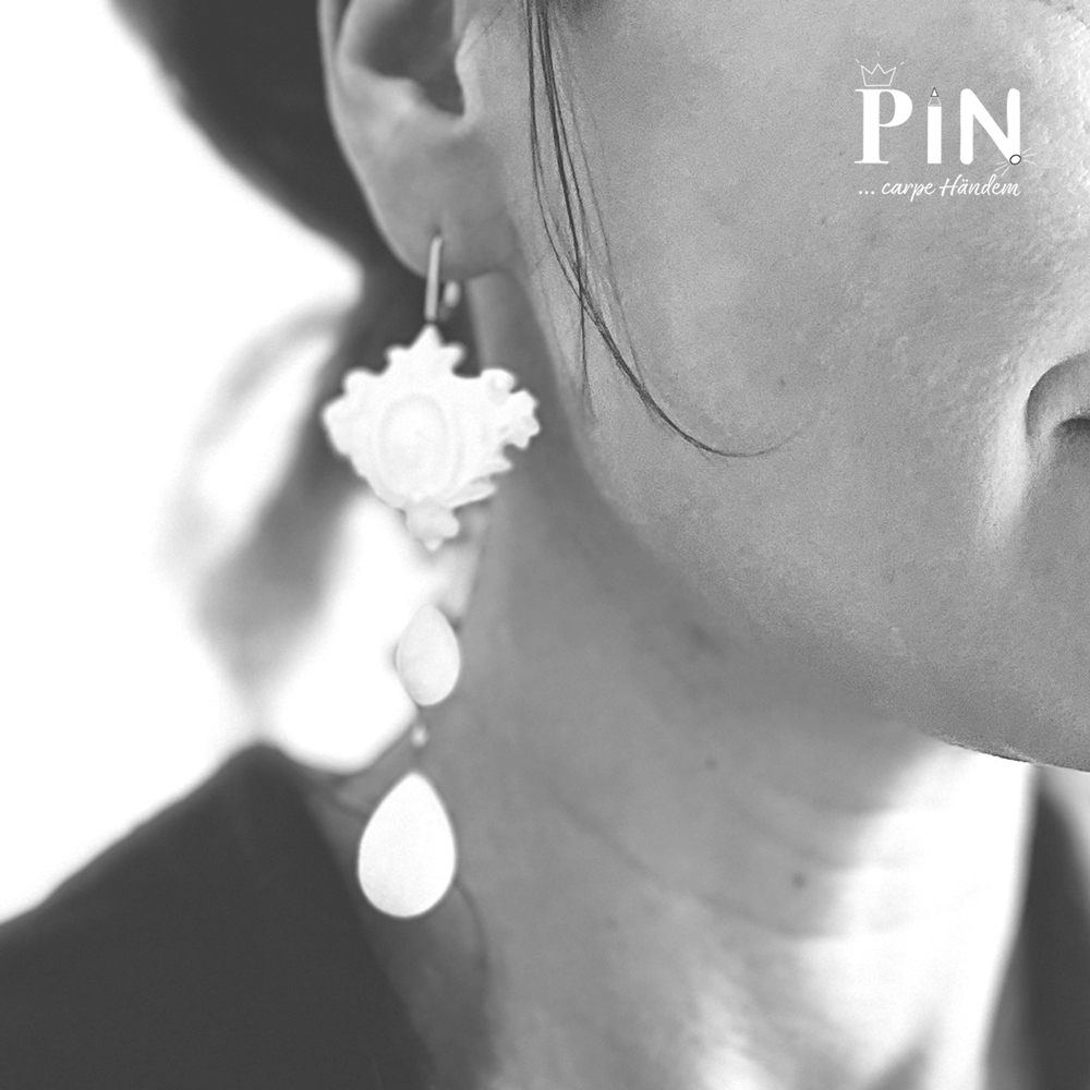 ornament_tropfen_tropfen_portrait_porzellan_ohrhänger-coni-pin