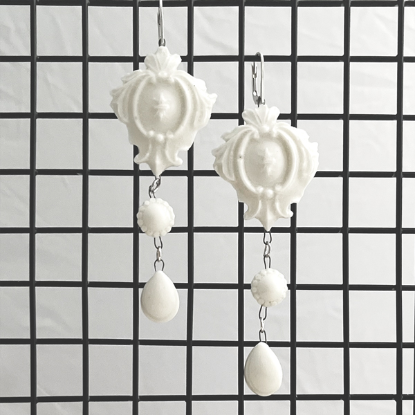 ornament_wappen_rund_tropfen_haengend_porzellan_ohrhgänger_coni-pin