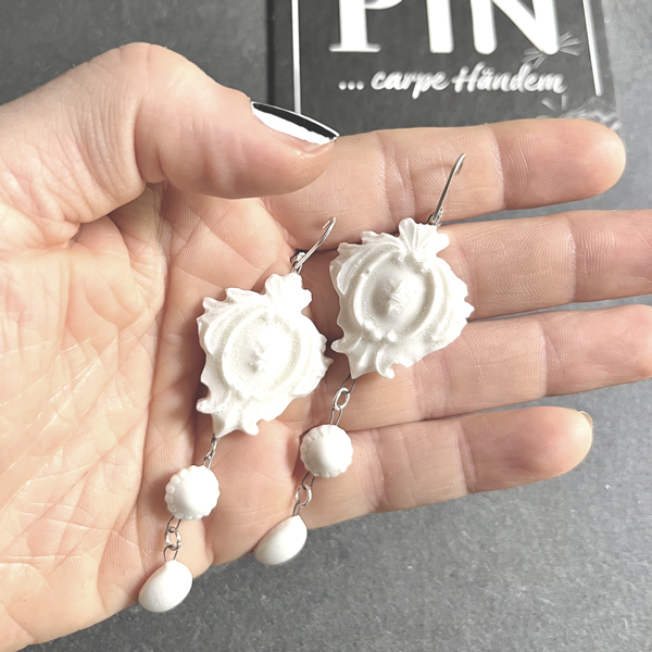 ornament_wappen_rund_tropfen_hand_porzellan_ohrhgänger_coni-pin