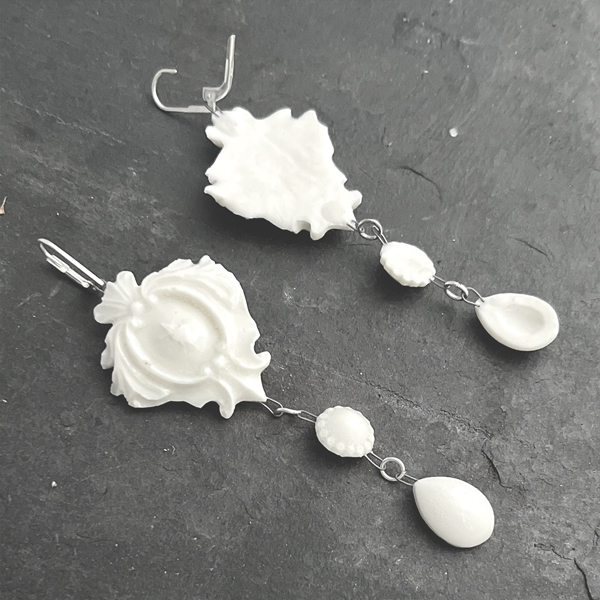 ornament_wappen_rund_tropfen_liegend_porzellan_ohrhgänger_coni-pin