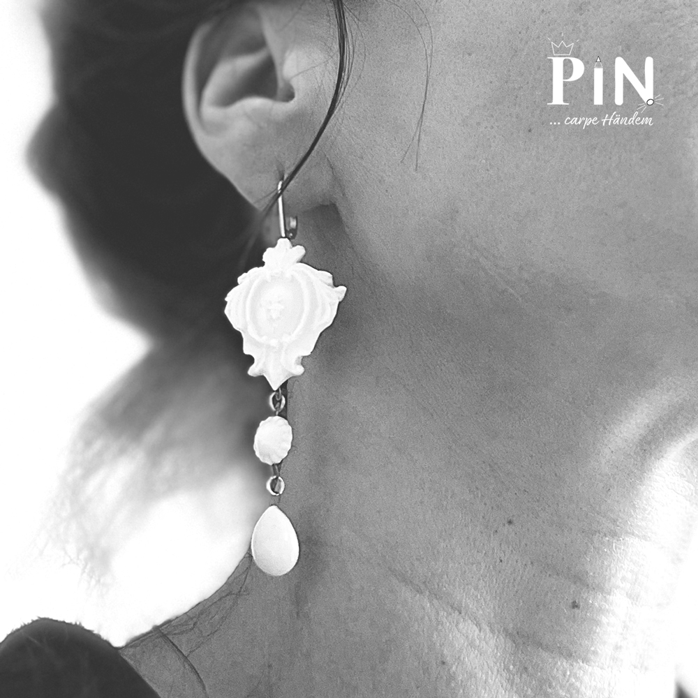 ornament_wappen_rund_tropfen_portrait_porzellan_ohrhgänger_coni-pin