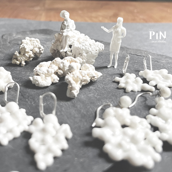 sardinien_an_der_küste_n°1_szene_farbig_porzellan_ohrhänger-coni-pin