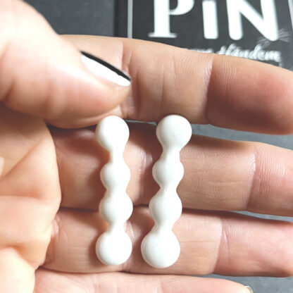 vier_punkte_hand_porzellan_ohrhänger-coni-pin