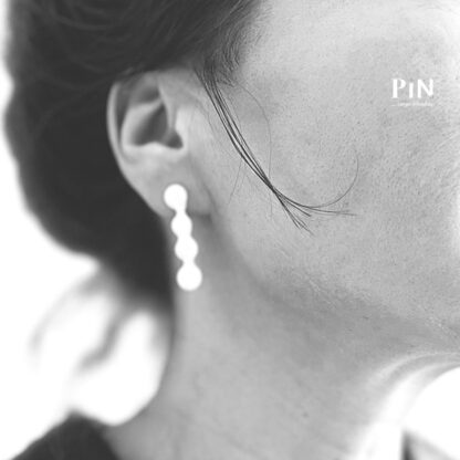 vier_punkte_portrait_porzellan_ohrhänger-coni-pin