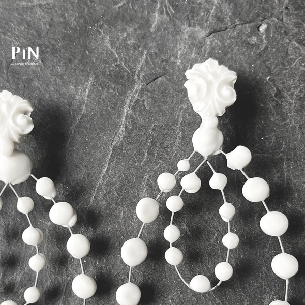 barocker_porzellanschmuck_weiß_ornament_doppelt_perlentropfen_tropfen_coni-pin_detail