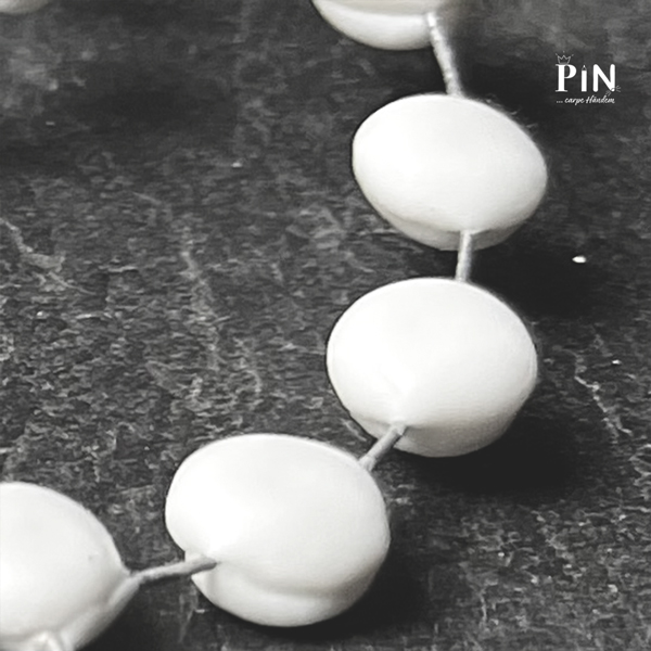 barocker_porzellanschmuck_weiß_ornament_doppelt_perlentropfen_tropfen_coni-pin_detail_II