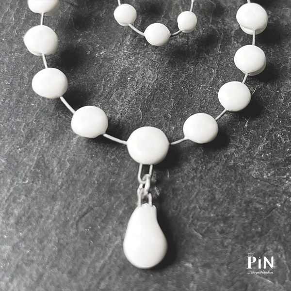 barocker_porzellanschmuck_weiß_ornament_doppelt_perlentropfen_tropfen_coni-pin_detail_III