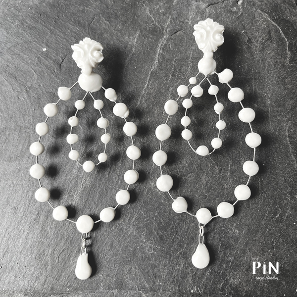 barocker_porzellanschmuck_weiß_ornament_doppelt_perlentropfen_tropfen_coni-pin_einzel