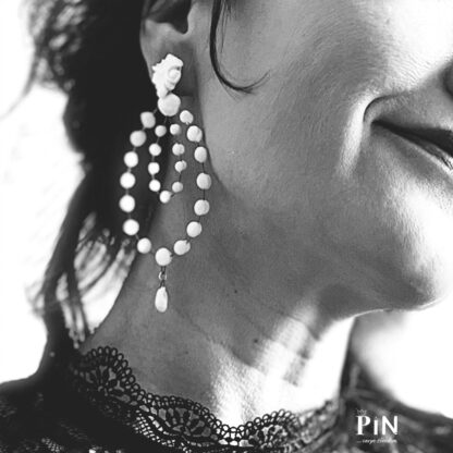 barocker_porzellanschmuck_weiß_ornament_doppelt_perlentropfen_tropfen_coni-pin_portrait