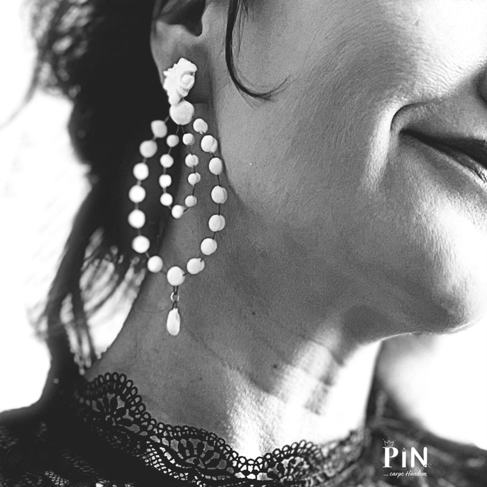 barocker_porzellanschmuck_weiß_ornament_doppelt_perlentropfen_tropfen_coni-pin_portrait