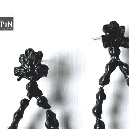 blüte_tropfen_perle_ohrhänger_schwarzes_porzellan_coni-pin_detail