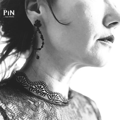 blüte_tropfen_perle_ohrhänger_schwarzes_porzellan_coni-pin_portrait