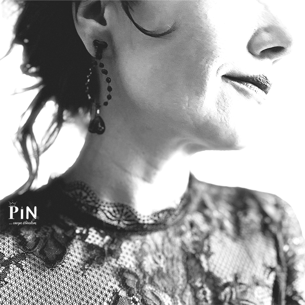 drei_perlen_perlentropfen_herz_ohrhänger_schwarzes_porzellan_coni-pin_portrait