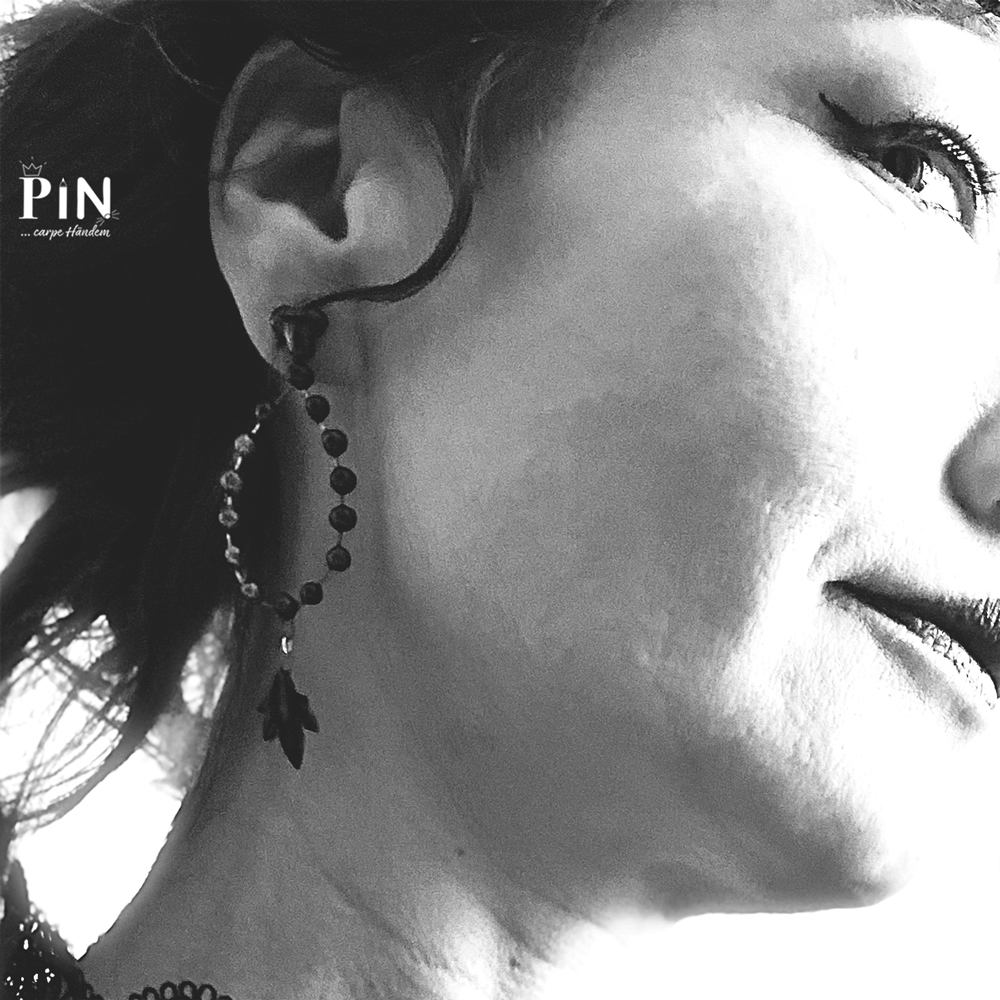 dreierperle_perlentropfen_blatt_ohrhänger_schwarzes_porzellan_coni-pin_portrait