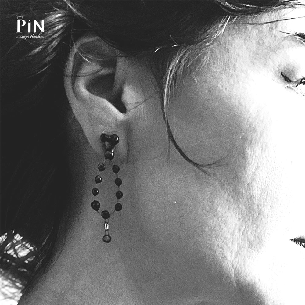 dreierperle_perlentropfen_perle_ohrhänger_schwarzes_porzellan_coni-pin_portrait