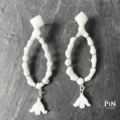 extravaganter_porzellanschmuck_raute_tropfen_kelch_coni-pin_einzel