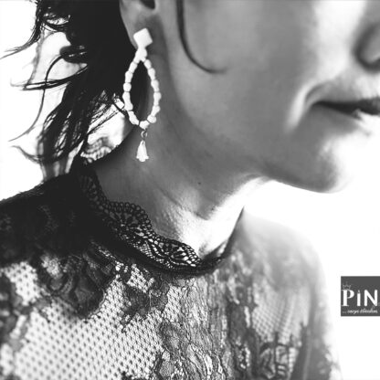 extravaganter_porzellanschmuck_raute_tropfen_kelch_coni-pin_portrait