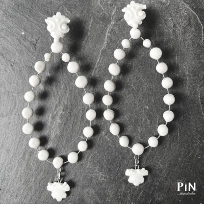 großer_porzellanschmuck_weiß_ornament_perlentropfen_blatt_coni-pin_einzel