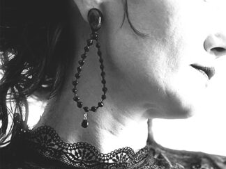 großer_tropfen_perlentropfen_perle_ohrhänger_schwarzes_porzellan_coni-pin_portrait