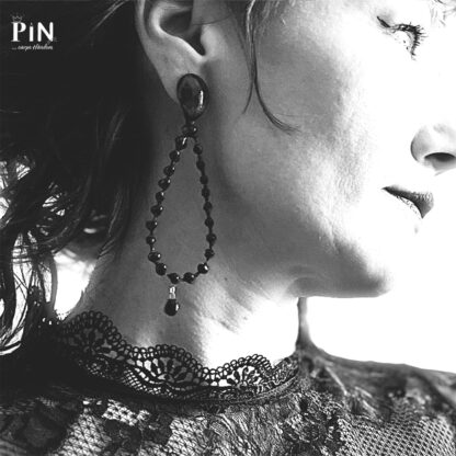 großer_tropfen_perlentropfen_perle_ohrhänger_schwarzes_porzellan_coni-pin_portrait