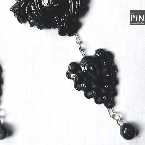 großes_ornament_spitzes_ornament_perle_ohrhänger_schwarzes_porzellan_coni-pin_detail