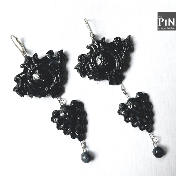 großes_ornament_spitzes_ornament_perle_ohrhänger_schwarzes_porzellan_coni-pin_einzel