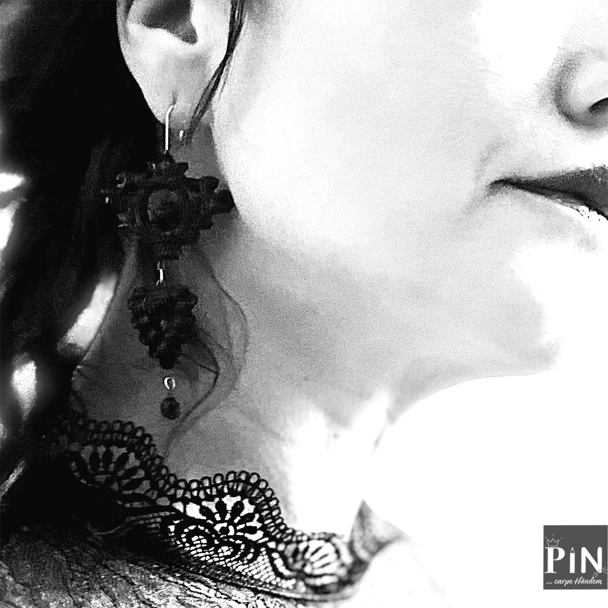 großes_ornament_spitzes_ornament_perle_ohrhänger_schwarzes_porzellan_coni-pin_portrait