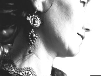 großes_ornament_spitzes_ornament_perle_ohrhänger_schwarzes_porzellan_coni-pin_portrait_II
