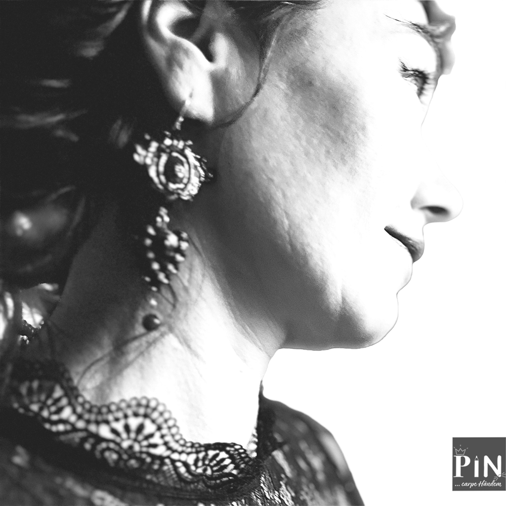 großes_ornament_spitzes_ornament_perle_ohrhänger_schwarzes_porzellan_coni-pin_portrait_II