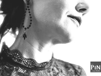 kelch_perlentropfen_blatt_ohrhänger_schwarzes_porzellan_coni-pin_portrait