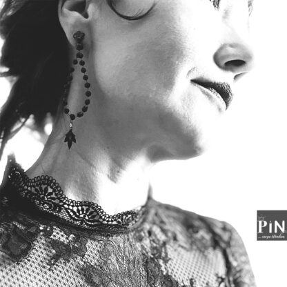 kelch_perlentropfen_blatt_ohrhänger_schwarzes_porzellan_coni-pin_portrait