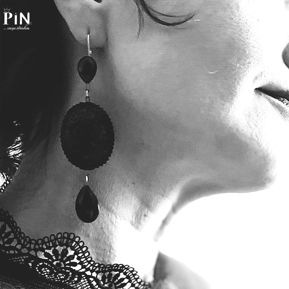kleiner_tropfen_kamee_großer_tropfen_ohrhänger_schwarzes_porzellan_coni-pin_portrait