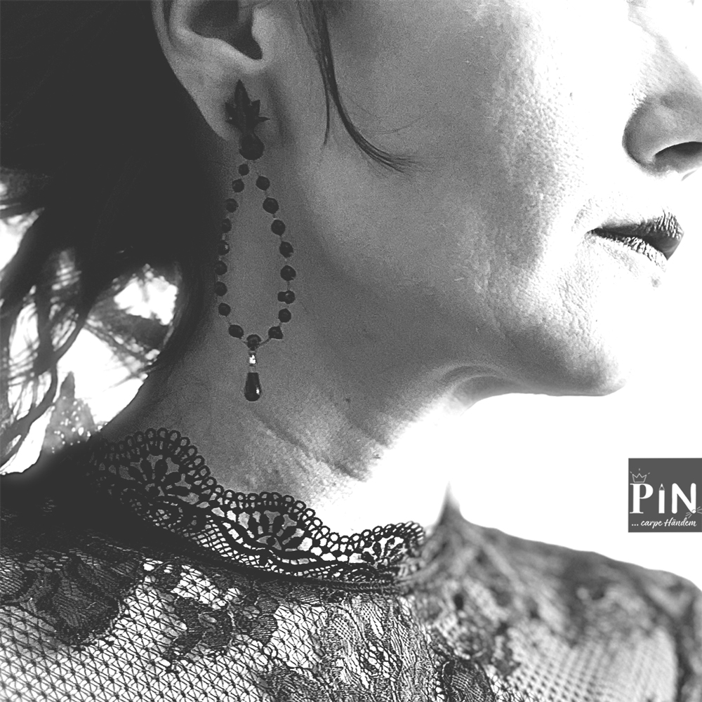 ohrhänger_schwarzes_porzellan_blatt_perlentropfen_tropfen_coni-pin_portrait