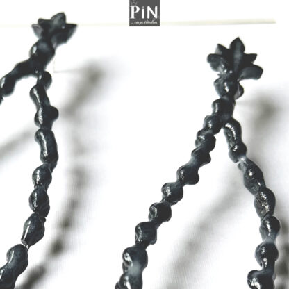 ohrhänger_schwarzes_porzellan_blatt_tropfen_ornament_coni-pin_detail600
