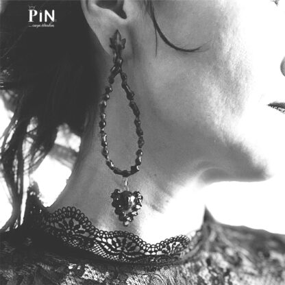 ohrhänger_schwarzes_porzellan_blatt_tropfen_ornament_coni-pin_portrait