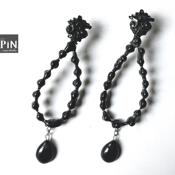 ornament_perlentropfen_großer_tropfen_ohrhänger_schwarzes_porzellan_coni-pin_einzel
