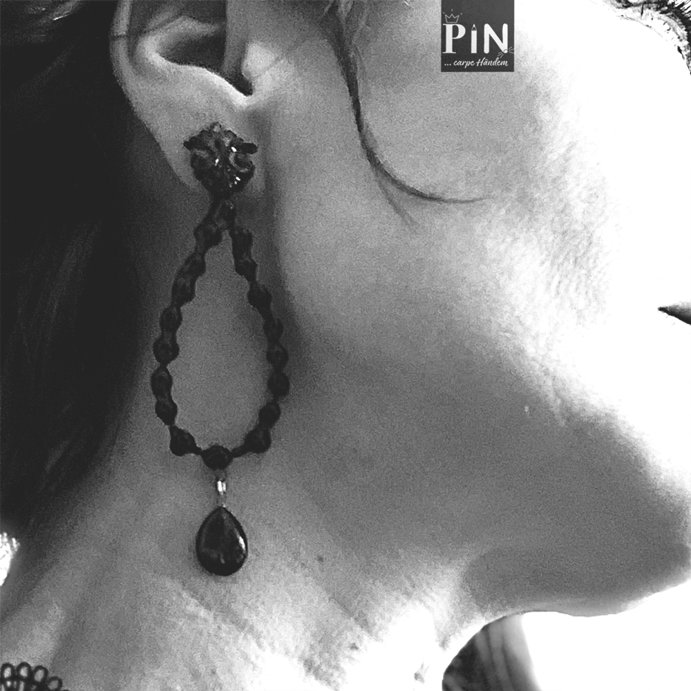 ornament_perlentropfen_großer_tropfen_ohrhänger_schwarzes_porzellan_coni-pin_portrait