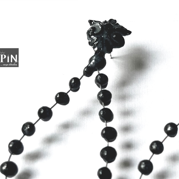 ornament_perlentropfen_kleine_perle_ohrhänger_schwarzes_porzellan_coni-pin_detail