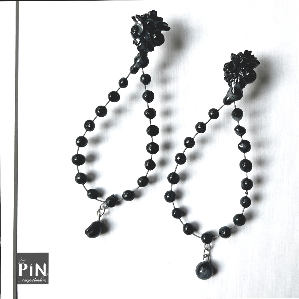 ornament_perlentropfen_kleine_perle_ohrhänger_schwarzes_porzellan_coni-pin_einzel
