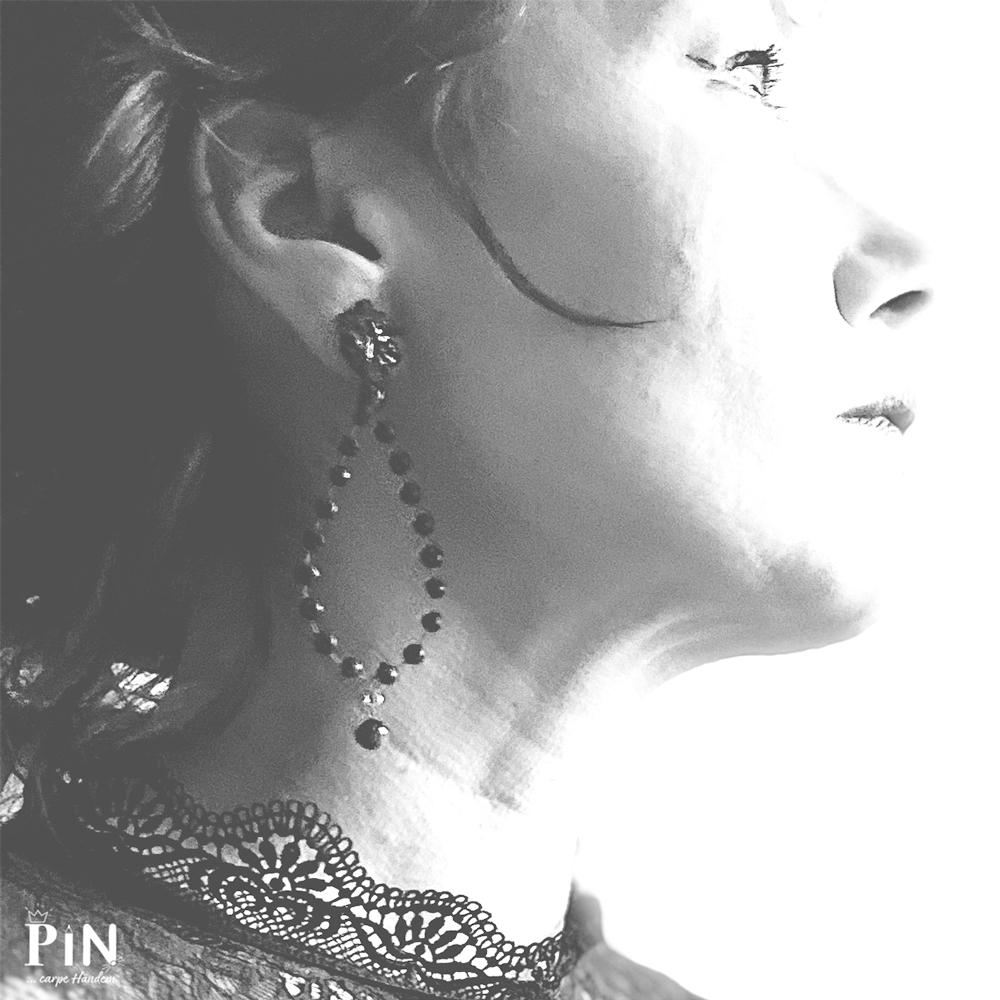 ornament_perlentropfen_kleine_perle_ohrhänger_schwarzes_porzellan_coni-pin_portrait