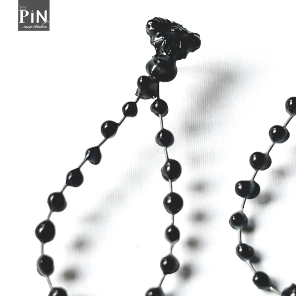 ornament_perlentropfen_mittlerer_tropfen_ohrhänger_schwarzes_porzellan_coni-pin_detail