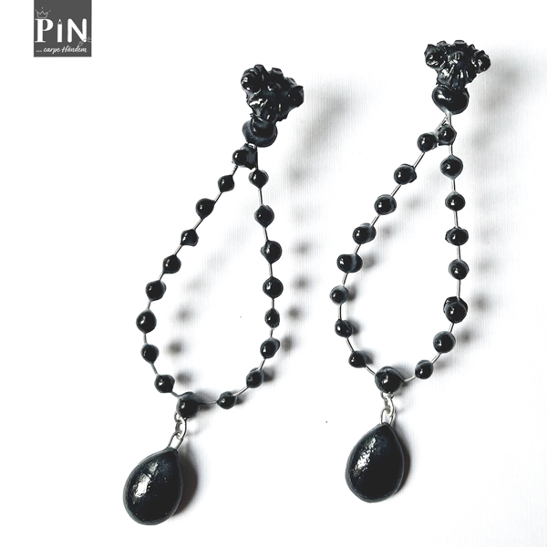 ornament_perlentropfen_mittlerer_tropfen_ohrhänger_schwarzes_porzellan_coni-pin_einzel