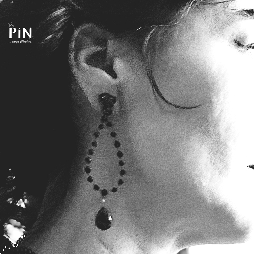ornament_perlentropfen_mittlerer_tropfen_ohrhänger_schwarzes_porzellan_coni-pin_portrait