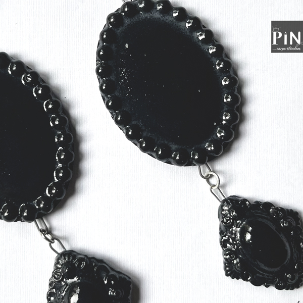 oval_rahmen_ornamentraute_ohrhänger_schwarzes_porzellan_coni-pin_detail